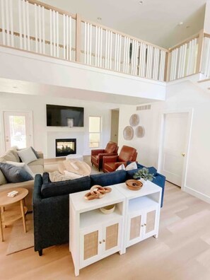 Älytelevisio, takka, pöytätennispöytä, stereot