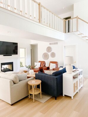 Smart TV, fireplace, table tennis, stereo