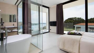 5 bedrooms, iron/ironing board, free WiFi, bed sheets