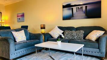 Een smart-tv en boeken