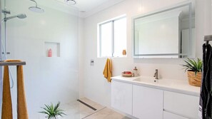 Shower, hair dryer, towels - The Kookaburra Shack - Enjoy the ultimate summer retreat in this welcoming multi-level home (Mollymook Beach)
