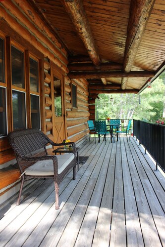 Charming Log Cabin on Beautiful Lake Butterfield