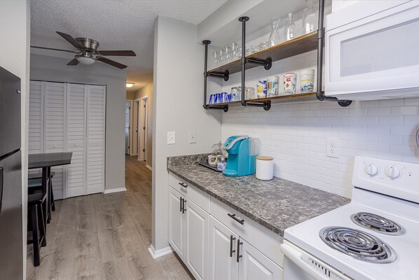 Fridge, microwave, oven, stovetop - Centro Ybor Duplex! Walk to 7th Ave! Unit B (Tampa)