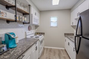 Fridge, microwave, oven, stovetop - Centro Ybor Duplex! Walk to 7th Ave! Unit B (Tampa)