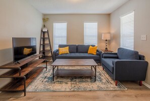 Smart TV - Centro Ybor Duplex! Walk to 7th Ave! Unit B (Tampa)