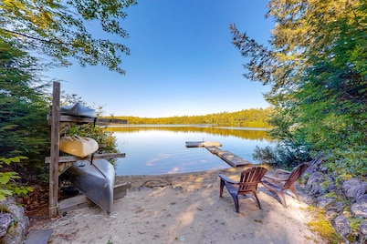 Lakefront cottage on Big Pea Porridge Pond w/ private dock, beach, kayaks, canoe
