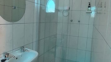 Dusche, Haartrockner, Handtücher, Toilettenpapier