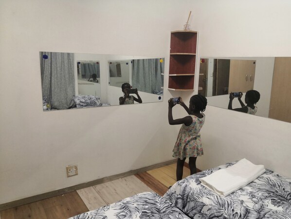 1 habitación, tabla de planchar con plancha, wifi y ropa de cama 