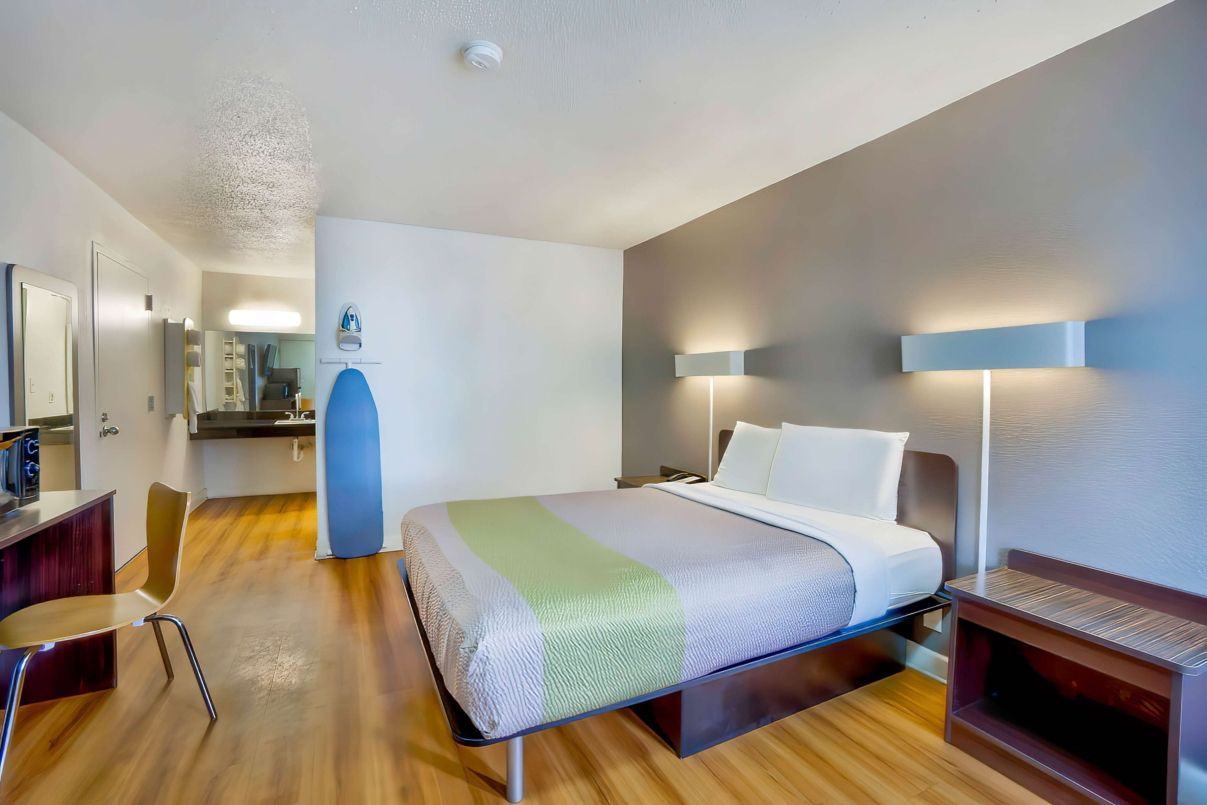 Työpöytä, kannettavalle tietokoneelle sopiva työtila, ilmainen Wi-Fi