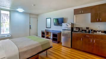 Grand réfrigérateur, micro-ondes, plaque de cuisson