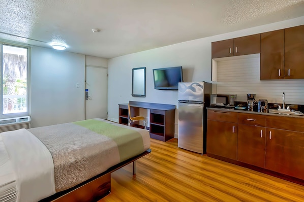 Full-size fridge, microwave, stovetop, coffee/tea maker - Studio 6 Gainesville, FL (Gainesville)