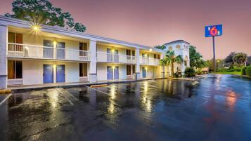 Bagian depan properti - sore/malam