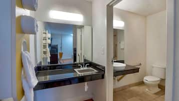 Kombinasi shower/bathtub dan handuk