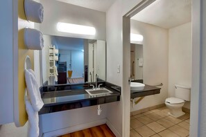 Combined shower/bathtub, towels - Studio 6 Gainesville, FL (Gainesville)