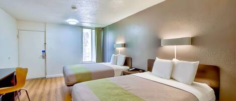 Skrivebord, skrivebord for bærbar PC, wi-fi (inkludert) og sengetøy