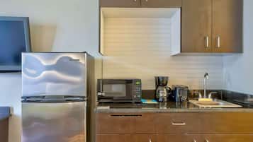 Frigorifero con congelatore, microonde, piano cottura