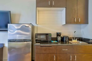 Full-sized fridge, microwave, stovetop, coffee/tea maker