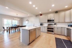 Jääkaappi, mikroaaltouuni, uuni, liesi