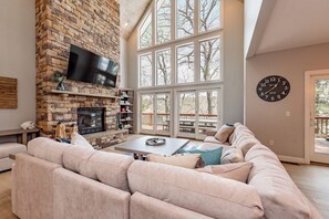 Älytelevisio, takka, pöytäjalkapallopöytä