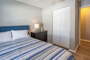 6 quartos, ferros/tábuas de passar roupa, Wi-Fi de cortesia