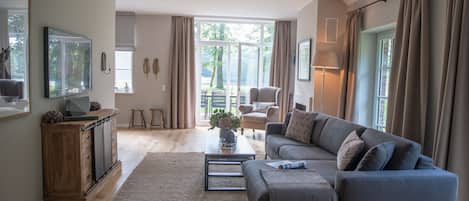 Una Smart TV, una chimenea