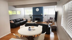 Smart-TV, Kamin, Videospiele, Videothek