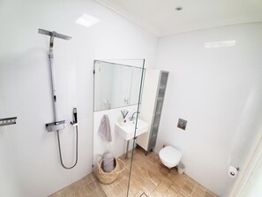 Ensemble baignoire-douche, serviettes fournies, papier de toilette