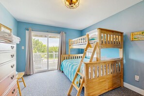 4 bedrooms, iron/ironing board, internet, bed sheets