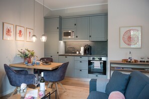 Een koelkast, een magnetron, een oven, een kookplaat