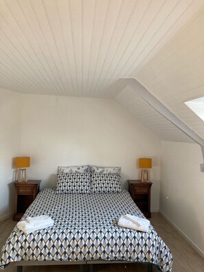 4 bedrooms, iron/ironing board, WiFi, bed sheets