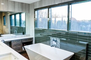 Badewanne, Haartrockner, Handtücher, Seife
