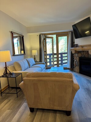 Fernseher, Kamin, DVD-Player