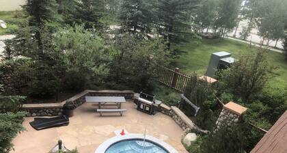 5 Star, 1 Bed + Den & 2 Baths in Center Village Copper Mountain