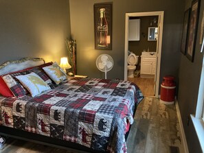 2 makuuhuonetta, työpöytä, silitysrauta/-lauta, ilmainen Wi-Fi