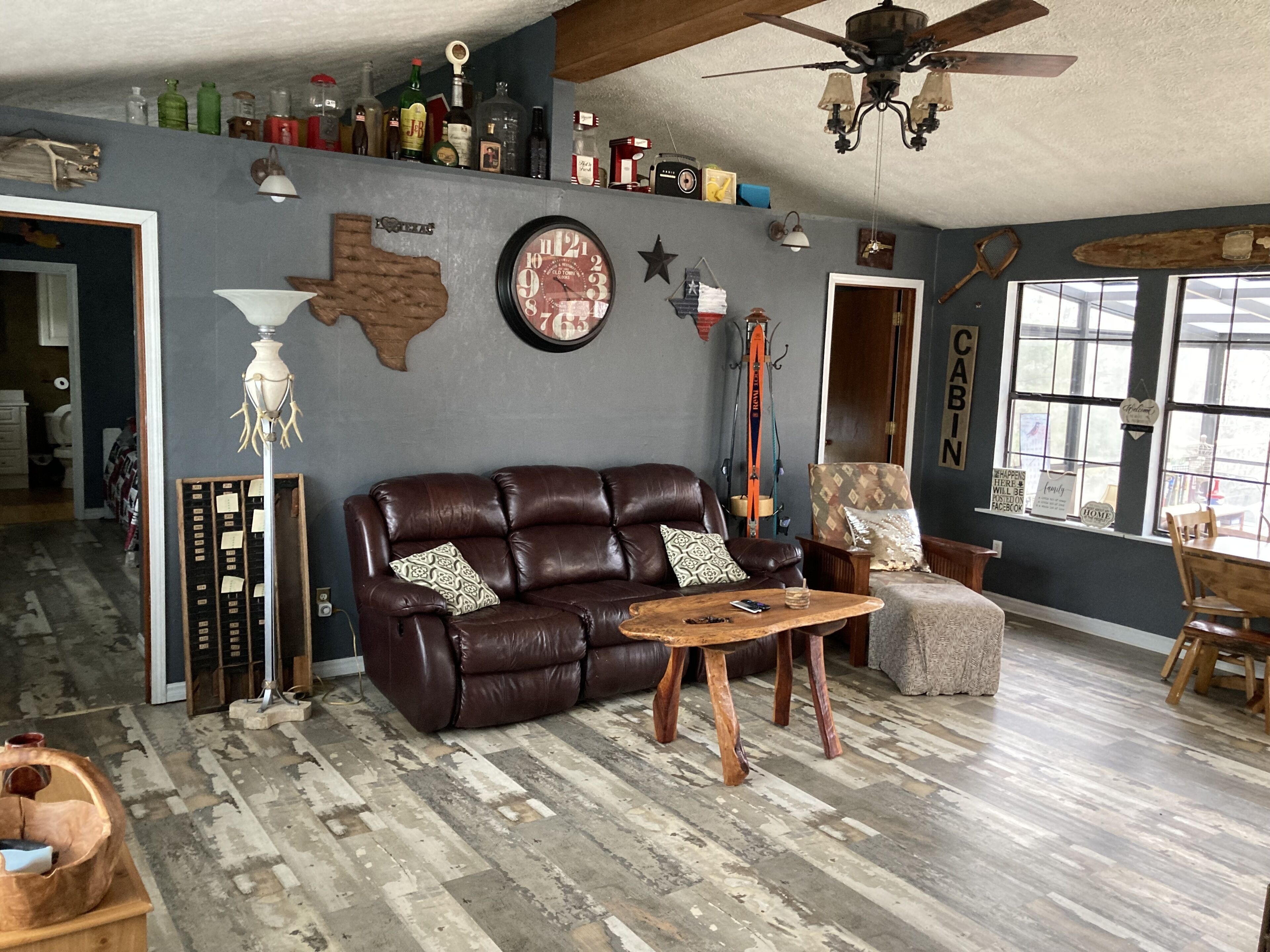 Smart TV, chimenea, reproductor de DVD y libros 