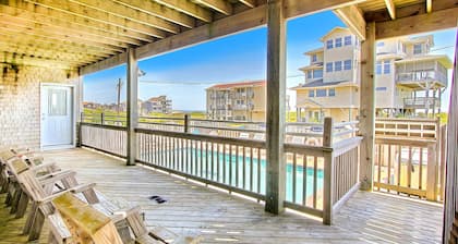Waterfront house with pool, hot tub, pool table, elevator & ocean view
