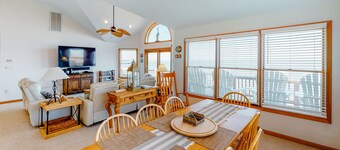 5BR Secluded Soundfront Oasis, Hot Tub, Private Beach