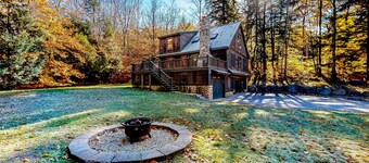 Beautiful mountain home with private hot tub, fireplace & firepit - ski nearby