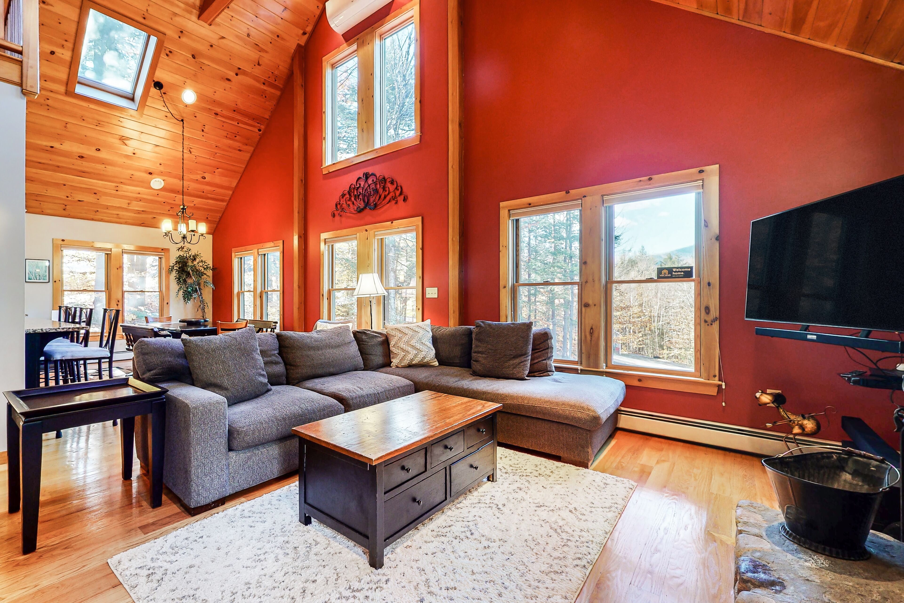 Beautiful mountain home with private hot tub, fireplace & firepit - ski nearby