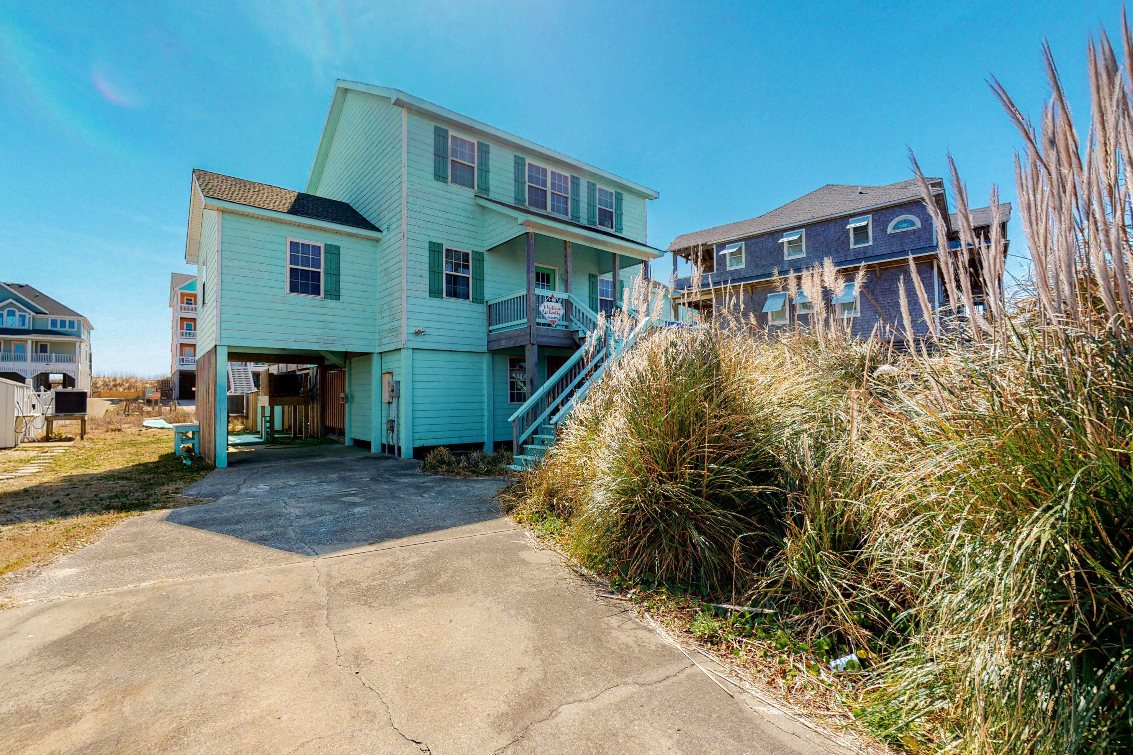 Dog-friendly house with ocean view, private hot tub, pool, & central AC