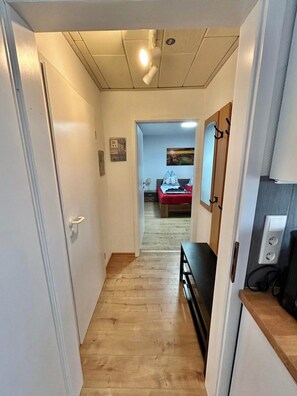 1 habitación, tabla de planchar con plancha y cuna de viaje 