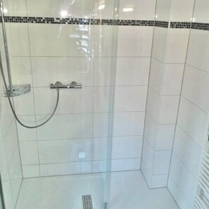Dusche, Haartrockner, Handtücher, Seife