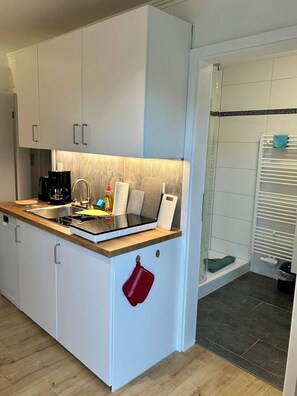 Frigorifero, microonde, piano cottura, lavastoviglie