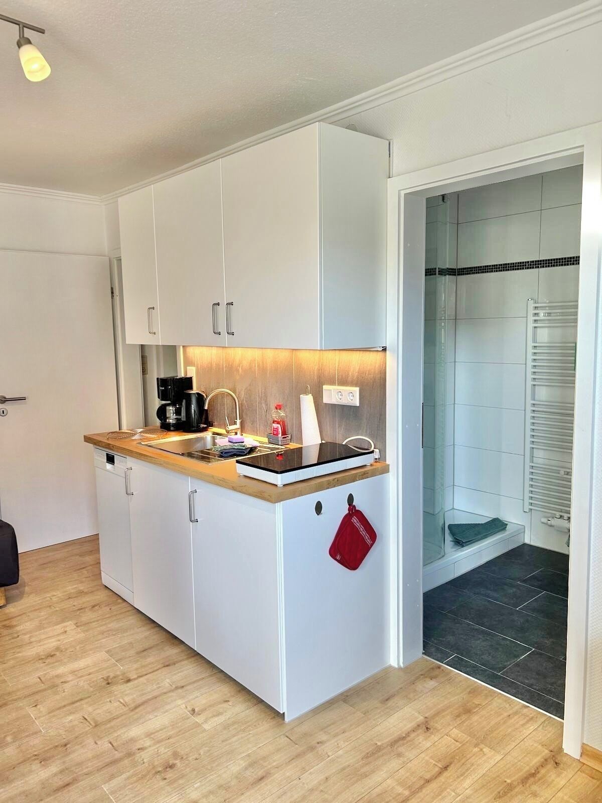 Geladeira, micro-ondas, cooktop, lava-louças