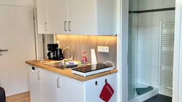 Geladeira, micro-ondas, cooktop, lava-louças