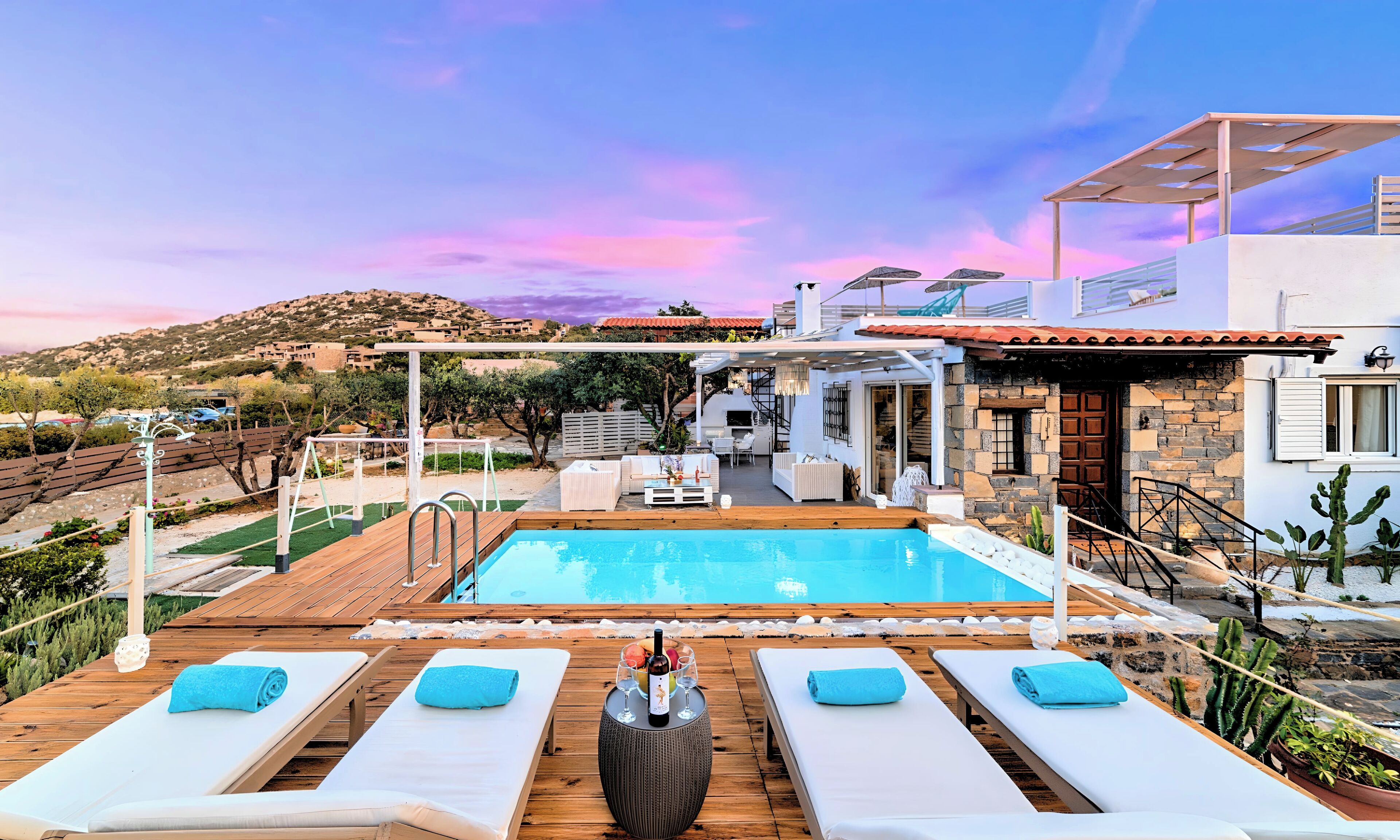 Una piscina al aire libre, una piscina climatizada