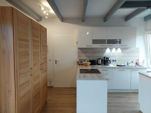 Fridge, oven, stovetop, dishwasher - Cozy vacation apartment with balcony over two floors/near the south beach (Borkum)