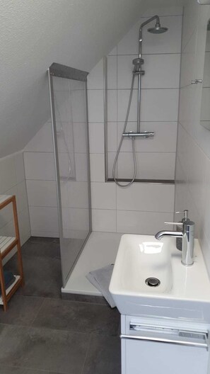 Badewanne, Haartrockner, Handtücher, Seife