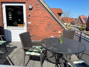 Outdoor dining - Cozy vacation apartment with balcony over two floors/near the south beach (Borkum)
