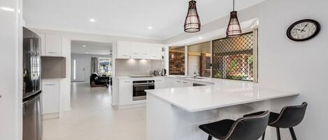 Réfrigérateur, micro-ondes, four, lave-vaisselle